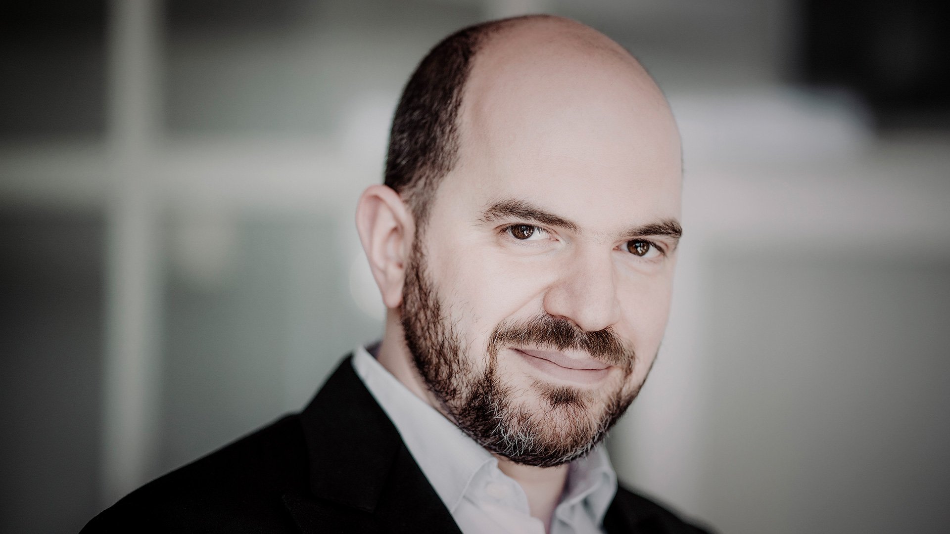 Foto vom Gesicht des Künstlers Kirill Gerstein vor einem unscharfen Hintergrund