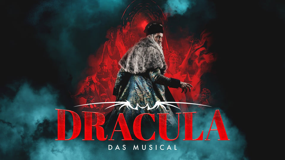 Artwork mit Schriftzug "Dracula das Musical". Im Hintergrund ein Darsteller mit aufwendigem Kostüm, der im Nebel steht.