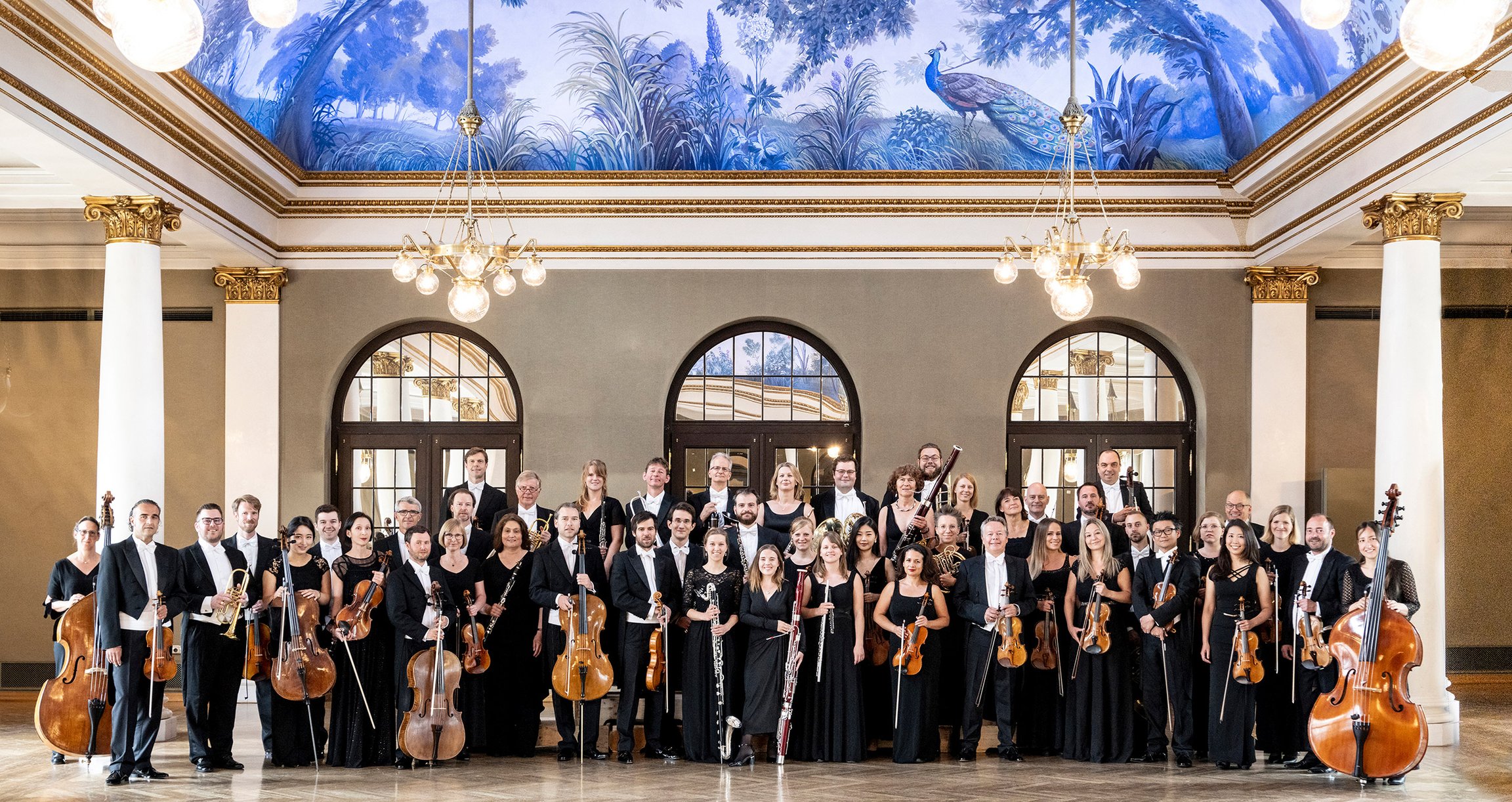 Orchester in Festsaal mit Instrumenten