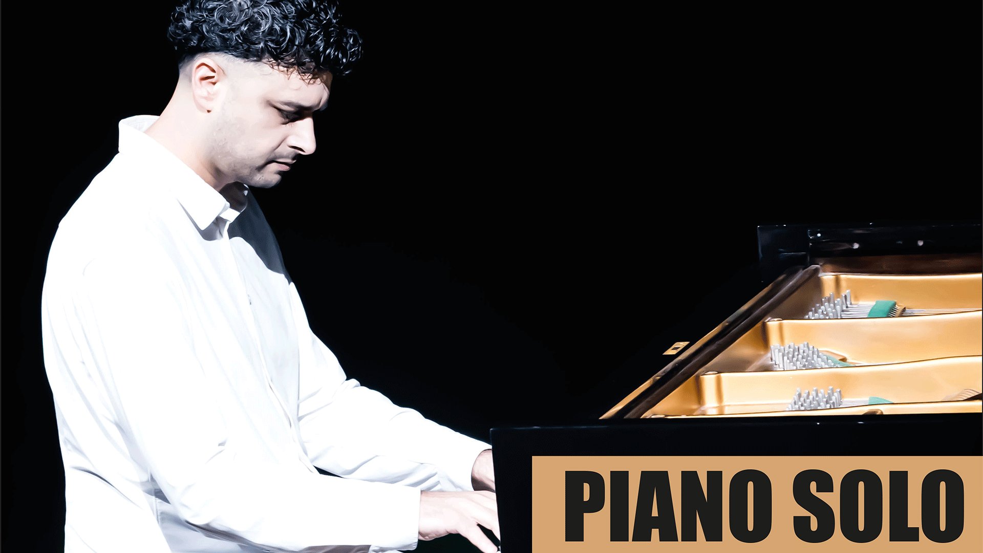 Plakatmotiv mit der Aufschrift piano solo. Eine Person in weißem Hemd sitzt an einem geöffneten Flügel und spielt Klavier vor schwarzem Hintergrund. Die Saiten und Mechaniken des Instruments sind sichtbar