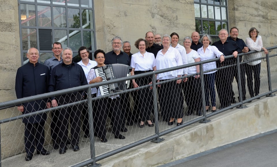 Foto einer Musikgruppe mit Instrumenten