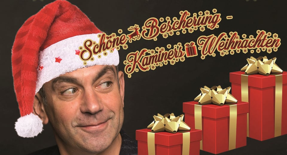 Mann mit roter Zipfelmütze mit Aufschrift und Geschenkschachteln vor schwarzem Hintergrund