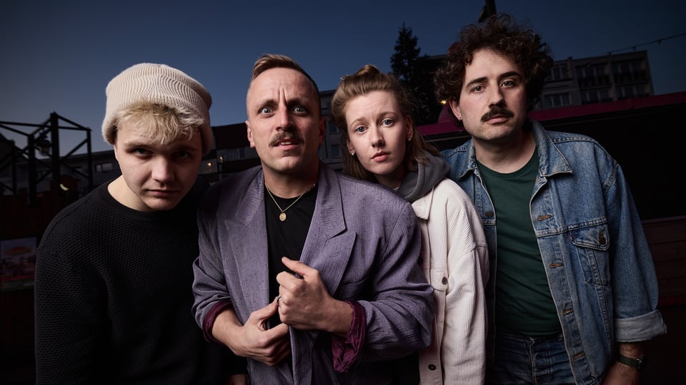 Foto für das Event SCHIMMERLING – Stadiontour 2026 mit den vier Künstlern und einem Abendhimmel im Hintergrund