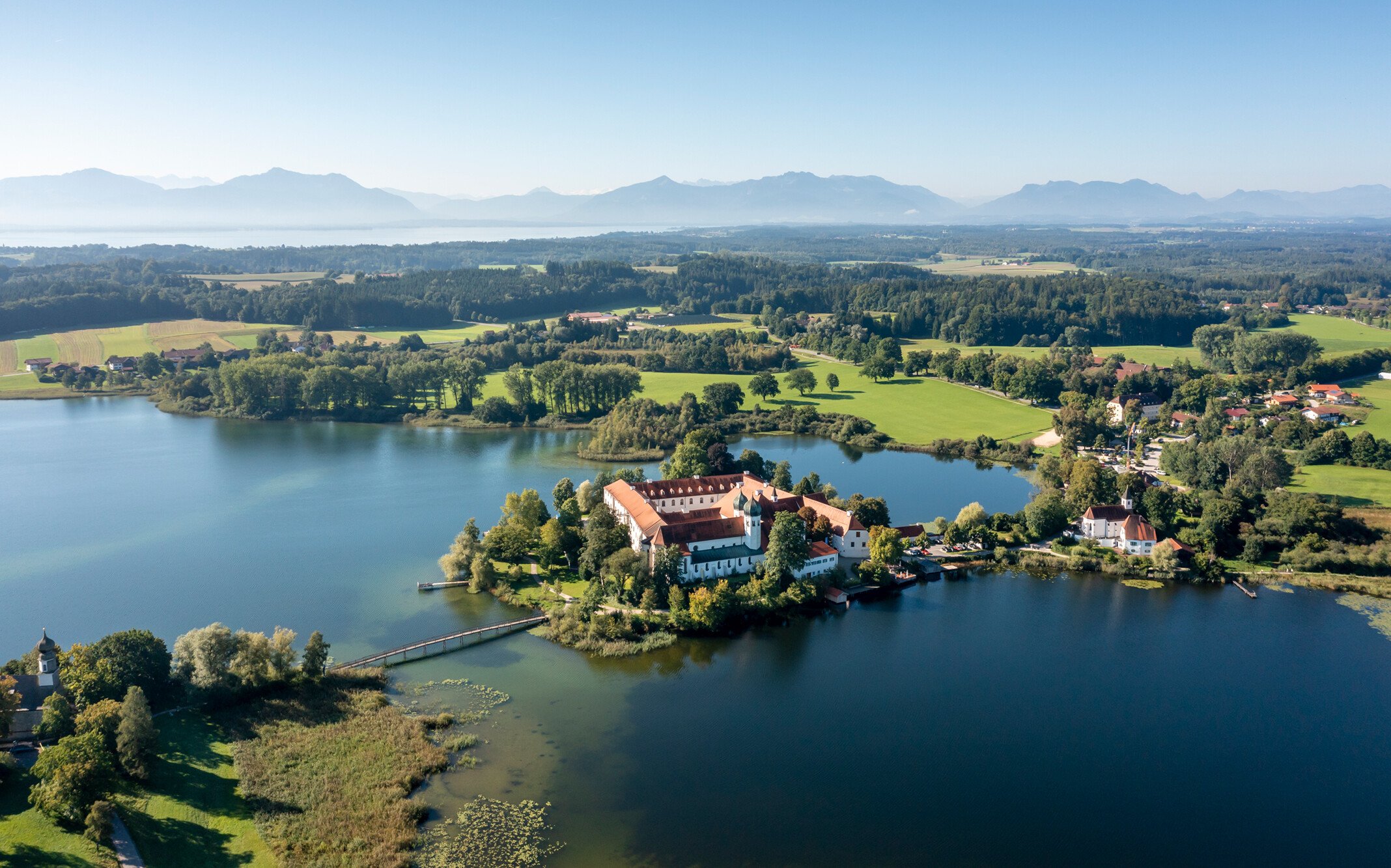 Aufnahme des Kloster Seeons bei Tag in sommerlichen Licht