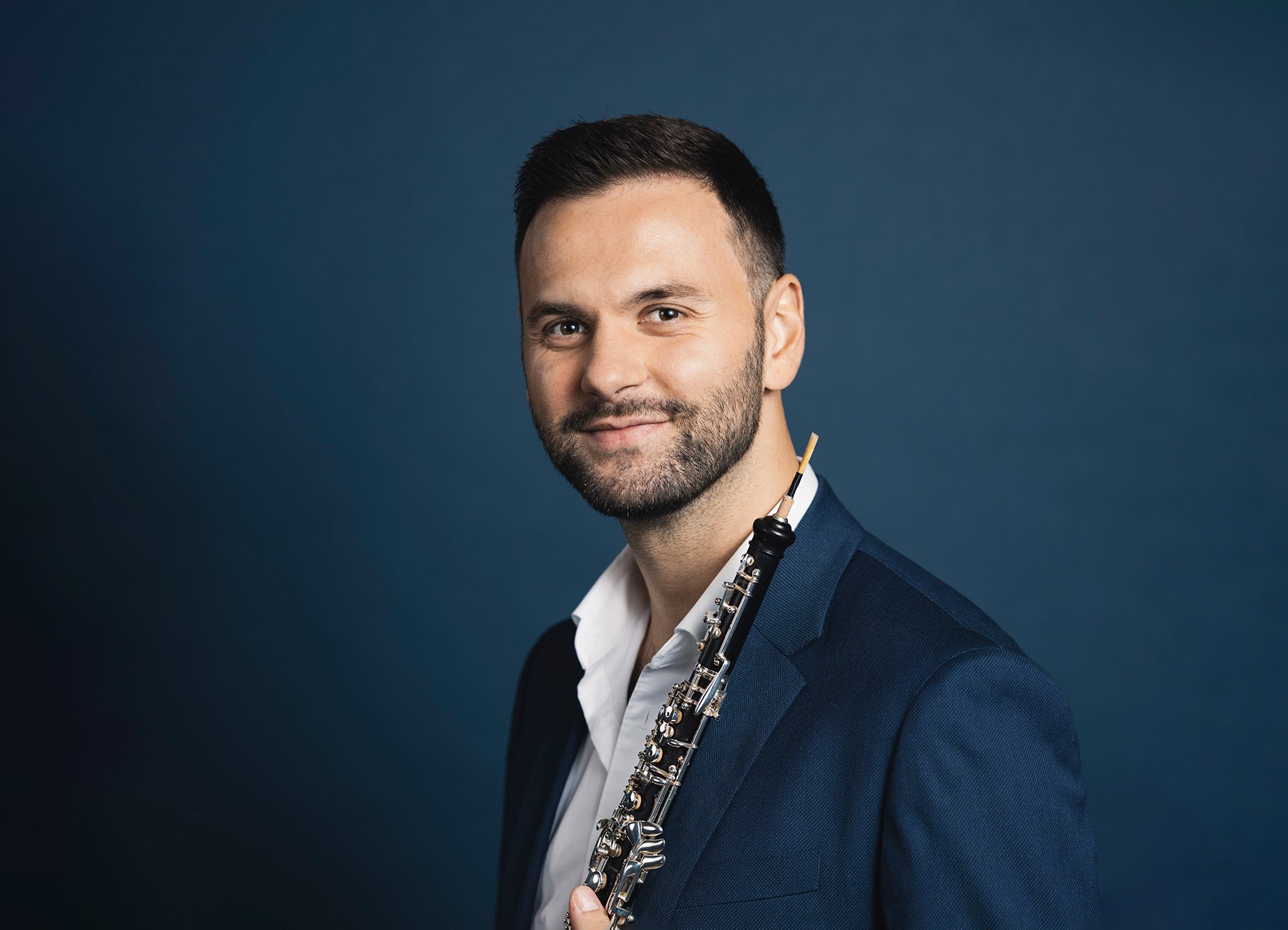 Mann mit einem Instrument auf blauem Hintergrund