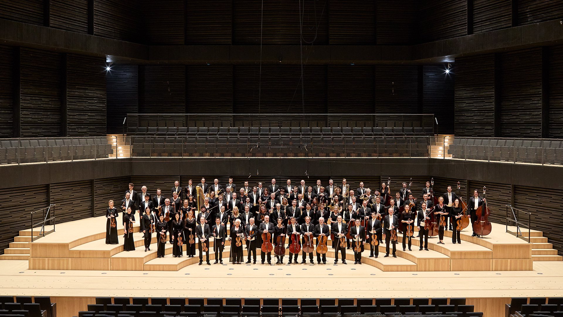 Foto von den Münchner Philharmonikern mit einem Orchester auf der Bühne
