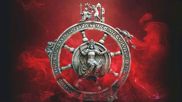 Rotes Bühnenmotiv mit dem Rad der Fortuna und lateinischer Inschrift, umgeben von Rauch, zentrales Symbol von Carmina Burana 