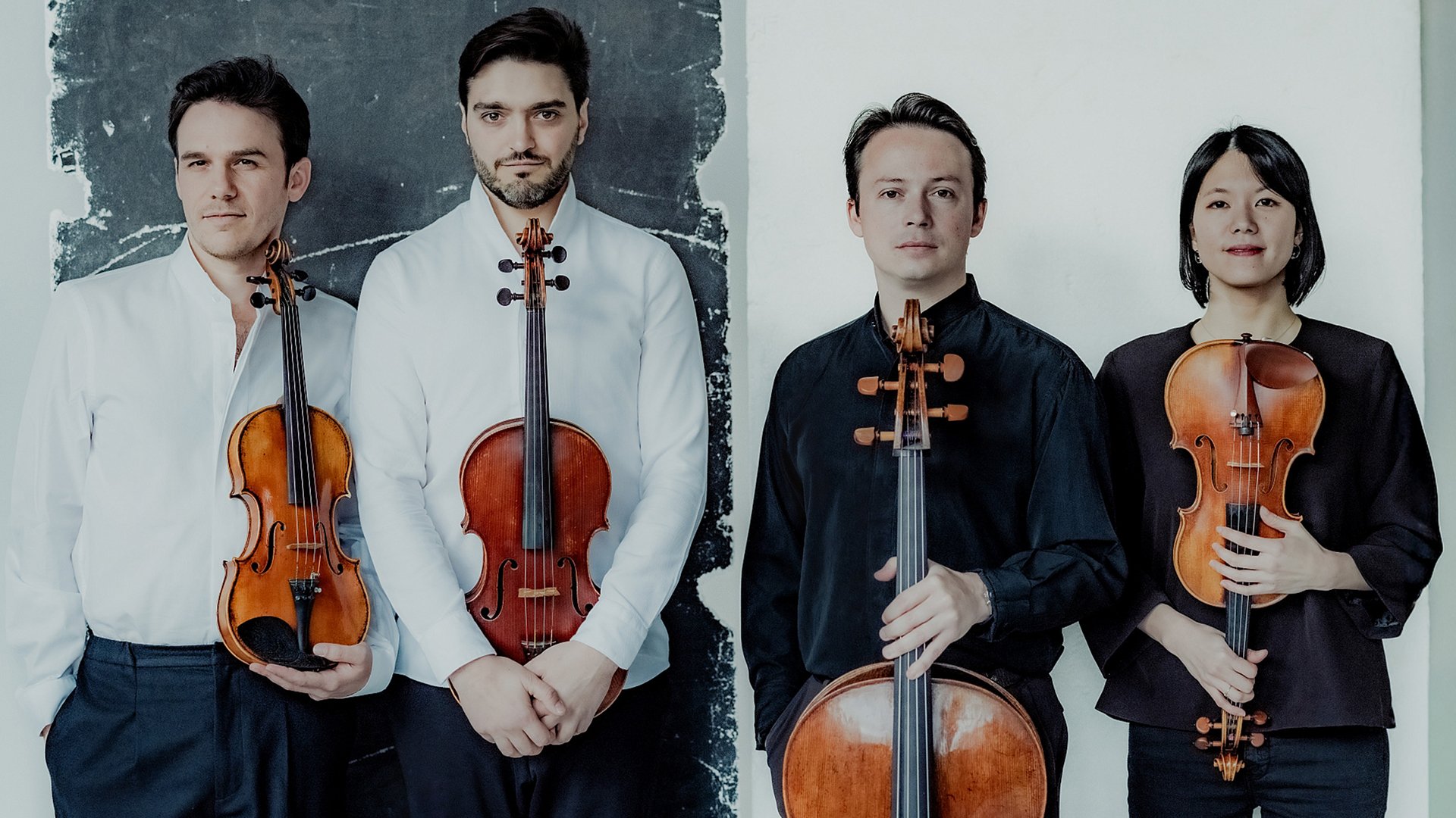 Vier Musiker mit ihren Streichinstrumenten