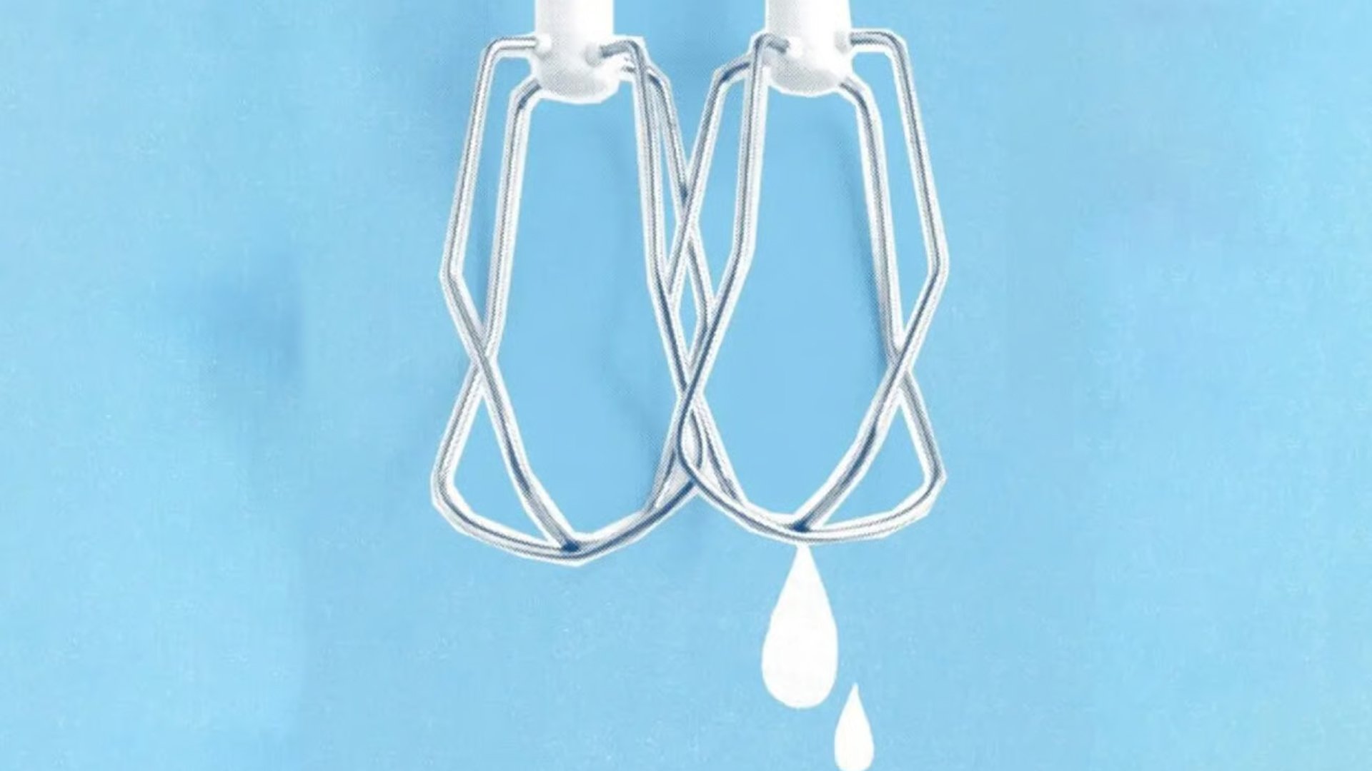 Zwei Metall‑Rührbesen eines Handmixers hängen nebeneinander vor hellblauem Hintergrund; unter ihnen tropfen mehrere weiße Flüssigkeitstropfen nach unten