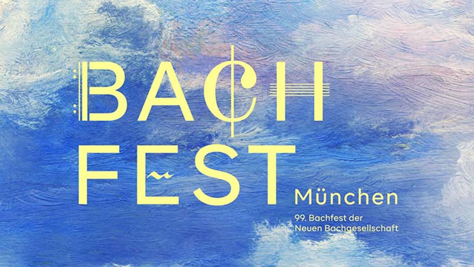 Plakat für die Veranstaltung ‚Immortal Bach – Vokale Bach-Reflexionen im 20. und 21. Jahrhundert‘, mit einer gelben Typografie auf einem blauen Hintergrund, der wie mit Pinselstrichen gemalt aussieht