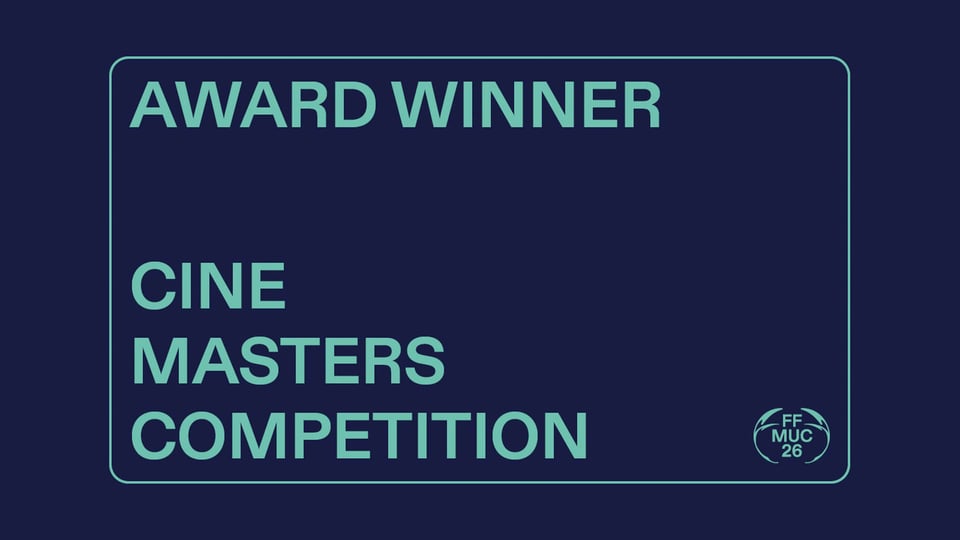 Grafik mit dem Text „Award Winner Cine Masters Competition“ auf blauem Hintergrund.