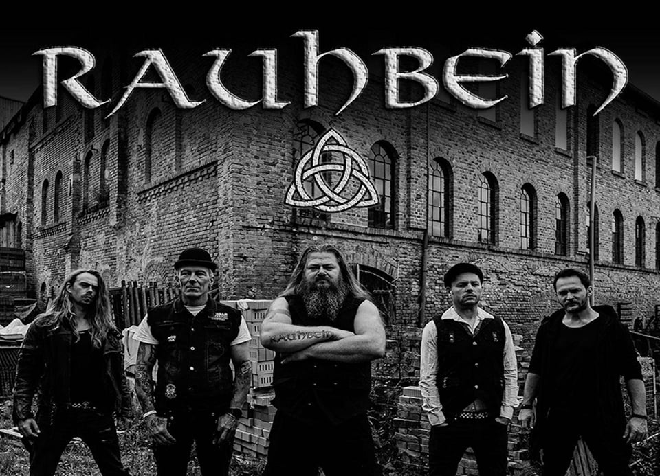 Ein Schwarz-Weiß-Foto der Band mit einem fabriksähnlichen Gebäude im Hintergrund.