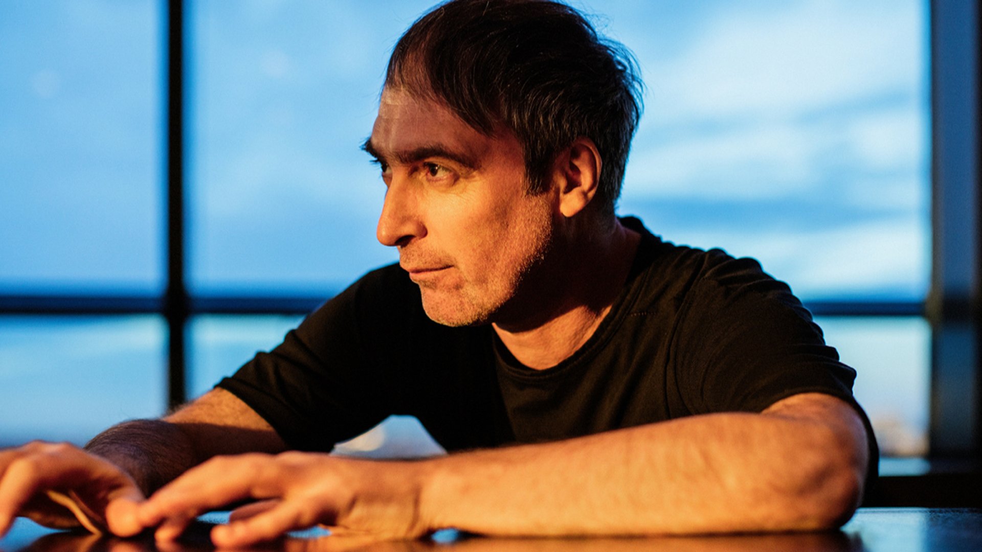 Portrait des Künstlers in schwarzem Shirt