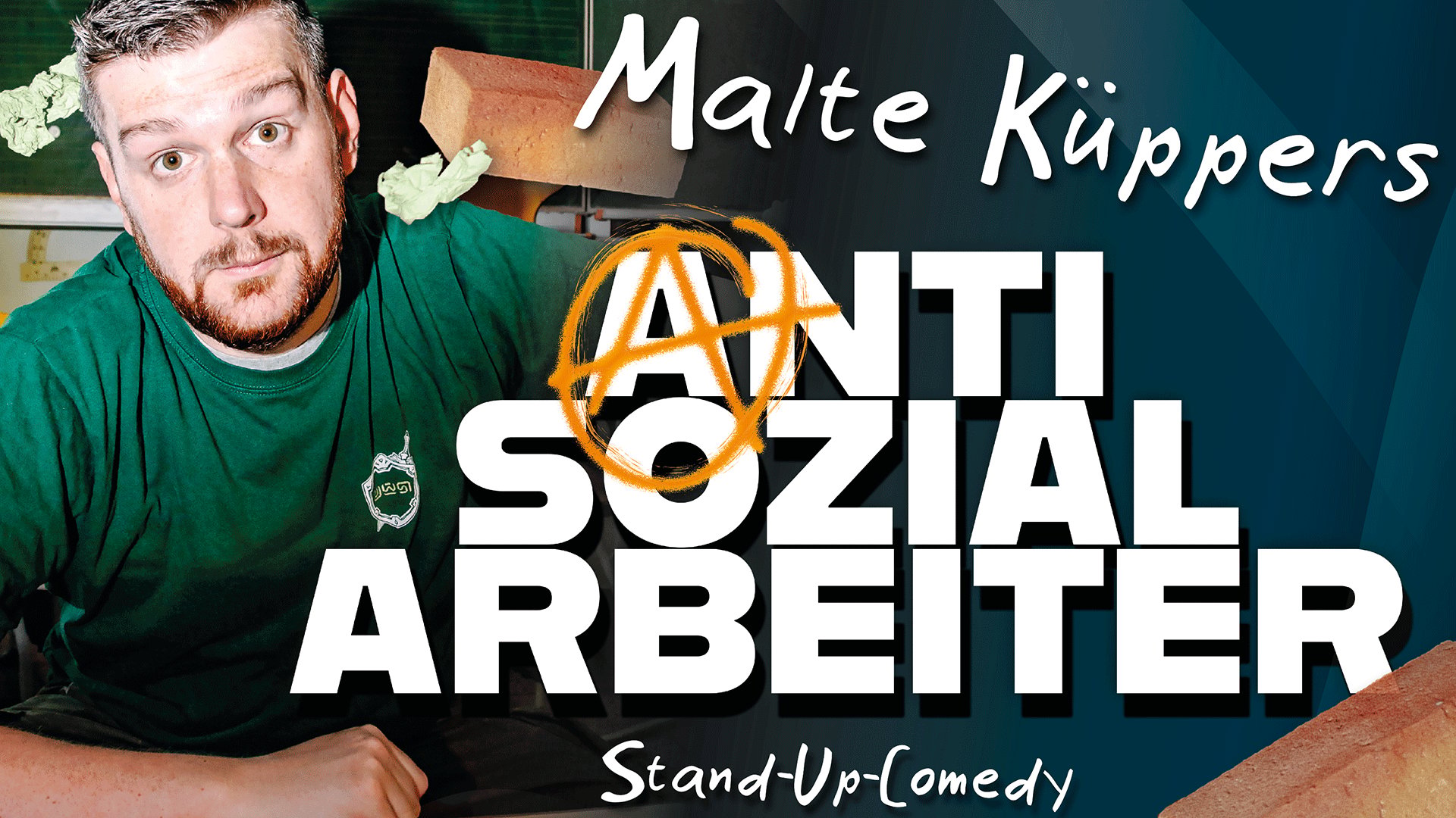 Poster mit den Aufschriften Malte Küppers, Antisozialarbeiter und Stand Up Comedy. Zu sehen ist eine Person in grünem T Shirt vor Backsteinen, während der Buchstabe A im Titel als Anarchie Symbol dargestellt ist.