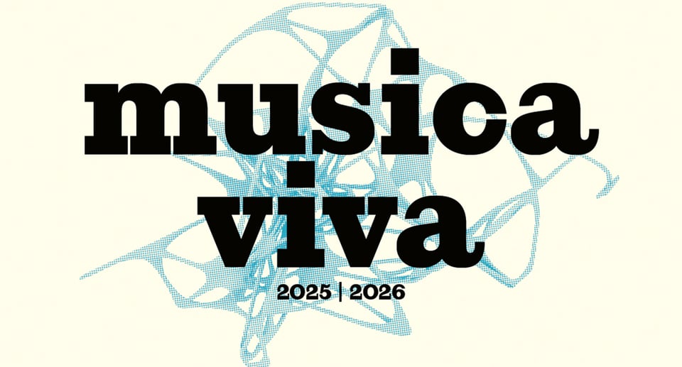 das „musica viva“-Plakat mit schwarzer Schrift und beigem Hintergrund mit einer abstrakten blauen Illustration