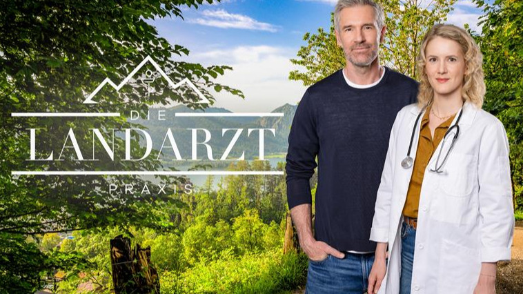Eine Dame im Arztkittel und ein Herr vor Berg-und Waldlandschaft, mit Aufschrift