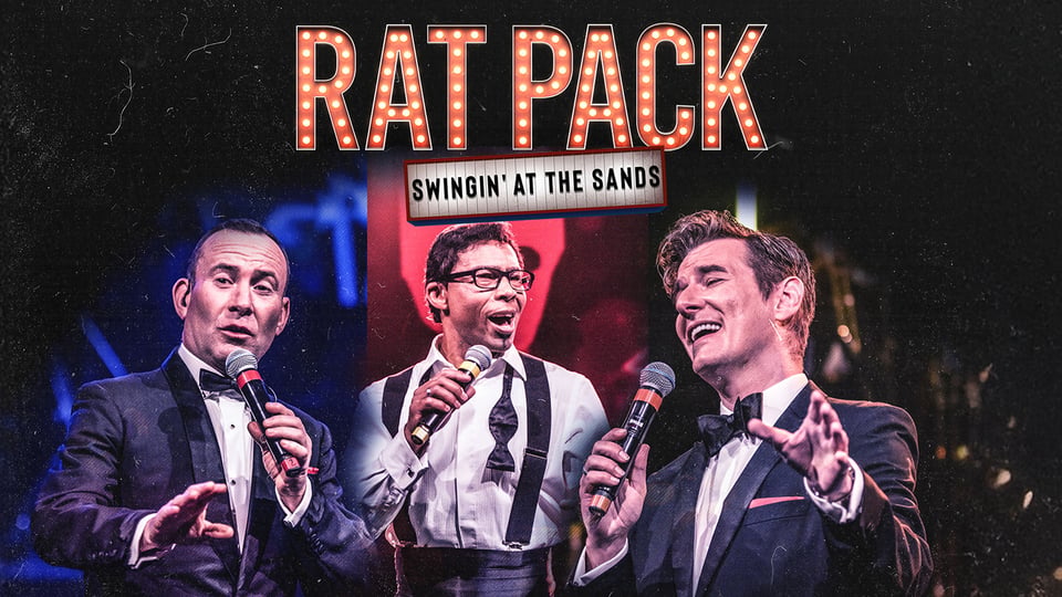 Plakat Rat Pack Swingin at the Sands mit drei Personen im Anzug die mit Mikrofonen auf einer Bühne singen vor beleuchtetem Schriftzug Rat Pack