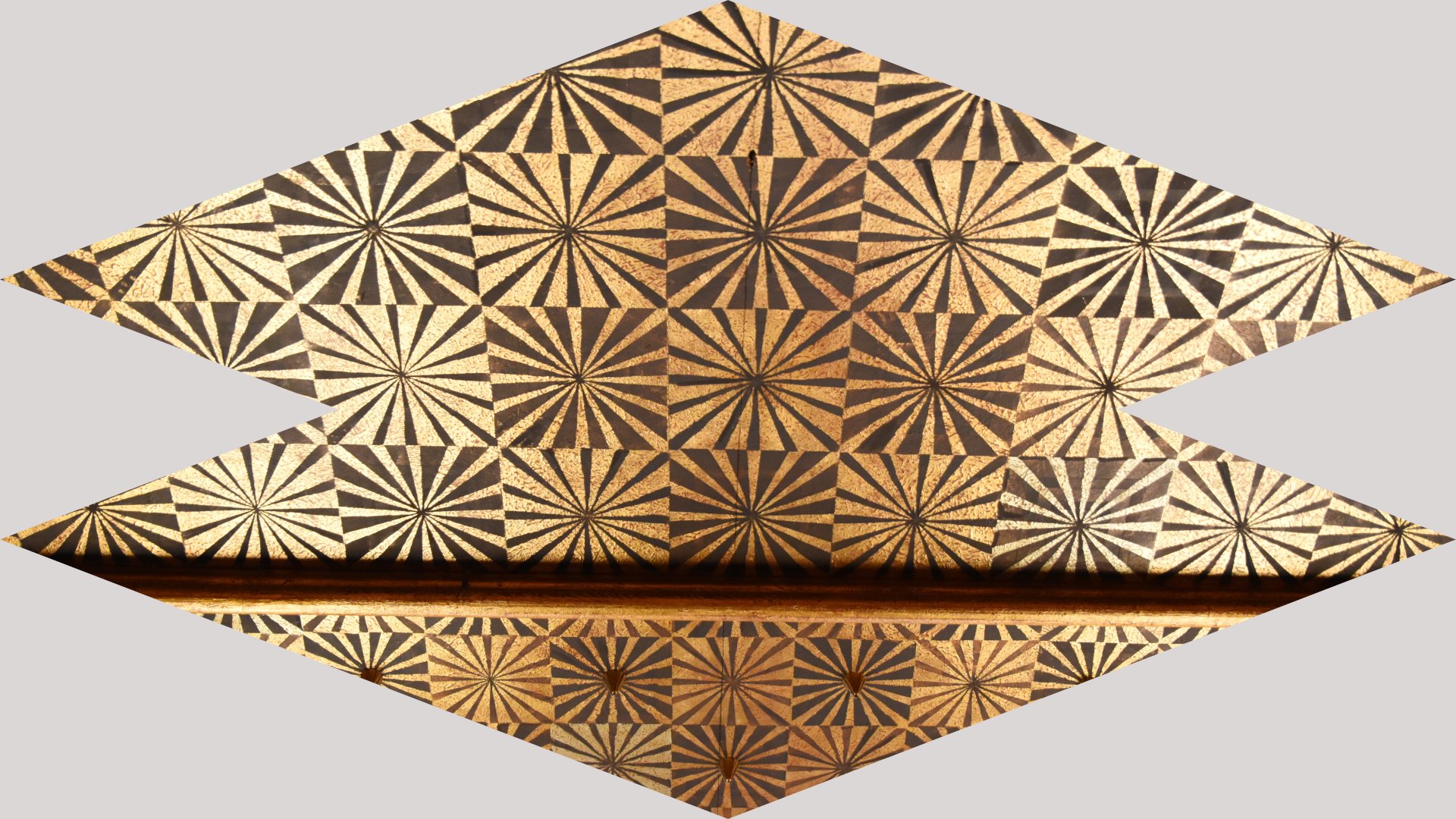 Detailaufnahme einer geometrisch gemusterten Holzfläche mit gold braunen Stern- und Strahlenornamenten, deren Muster sich spiegelnd in einer glänzenden Oberfläche darunter fortsetzt