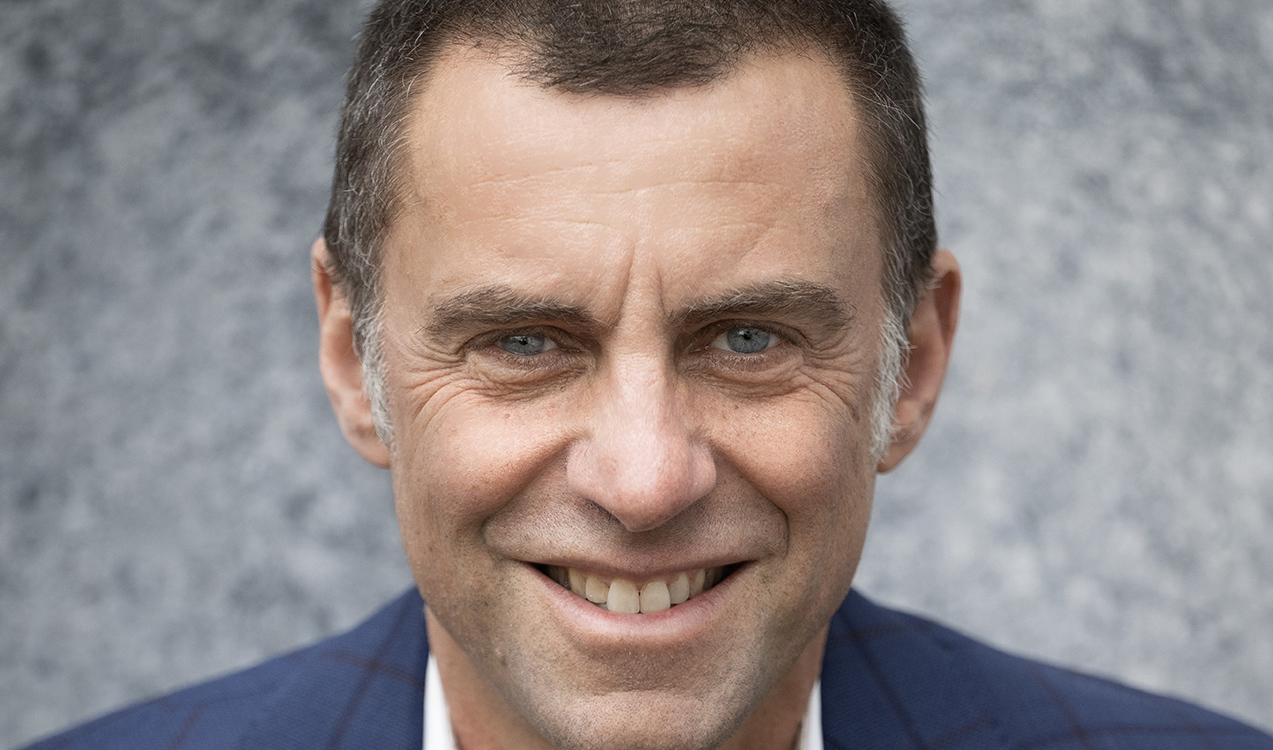 Promo-Foto für das Event ‚Schmitt happens‘ mit dem Gesicht des Künstlers Martin Schmitt vor grauem Hintergrund.