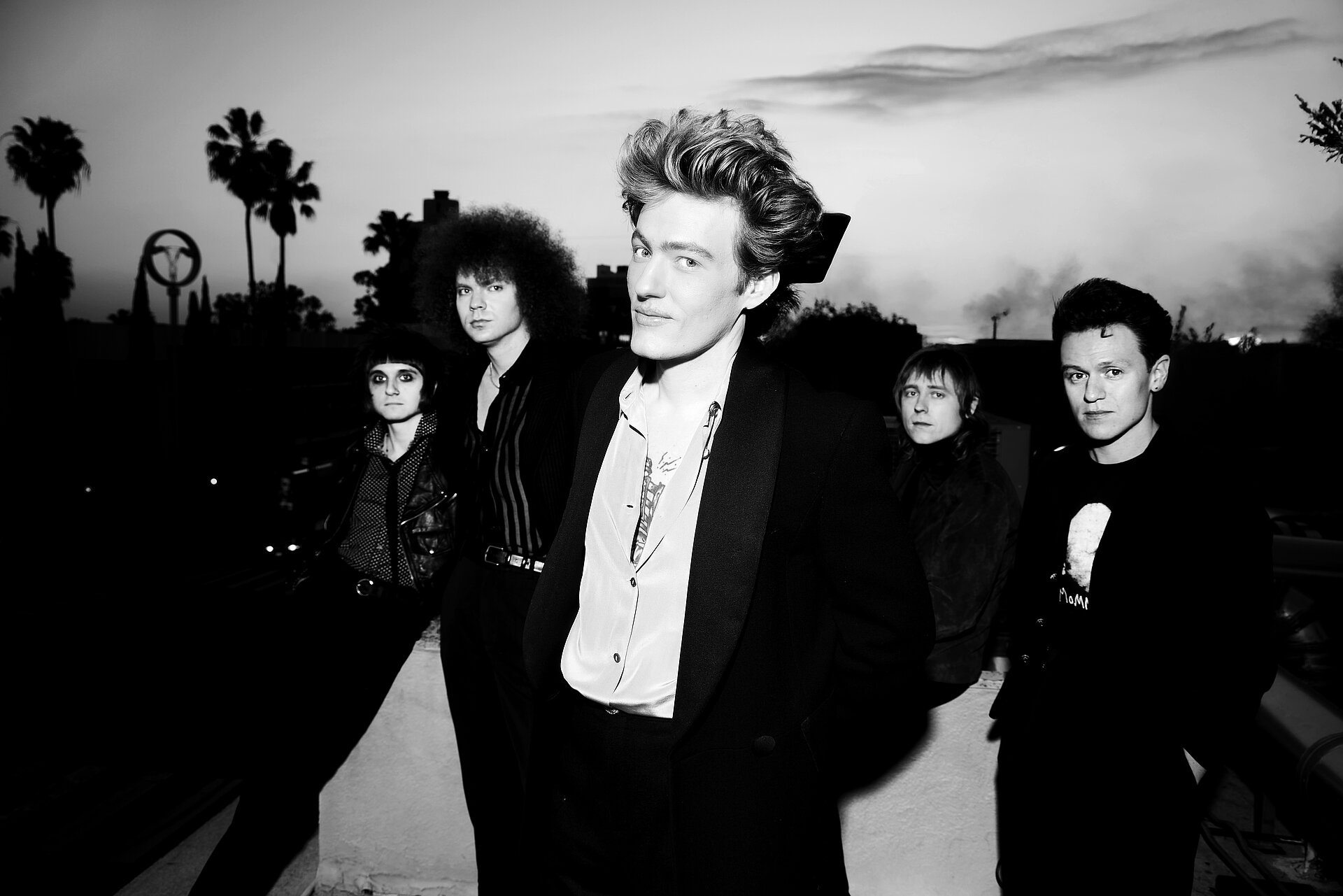 schwarz weiß Bild im Freien der fünfköpfigen Band 