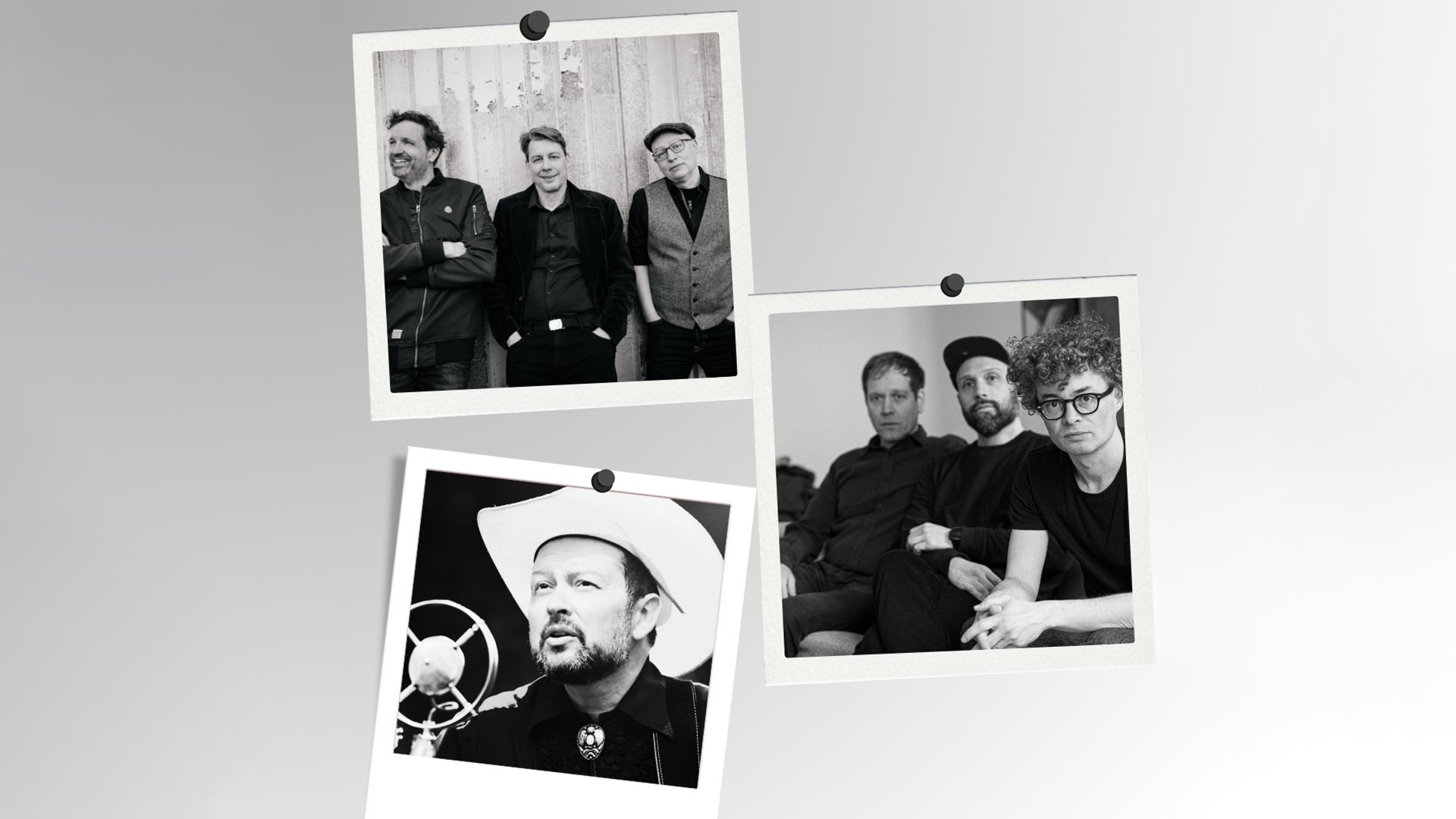 Bildmotiv zum Unplugged‑Konzertabend mit Jason Serious, Die Libellen und RES3RVE: Drei schwarz‑weiße Porträtfotos sind wie Polaroids angeordnet und mit Reißzwecken an einem hellen Hintergrund befestigt. Die Fotos zeigen die beteiligten Musiker in unterschiedlichen Besetzungen, teils sitzend, teils stehend, mit Instrumenten und in ruhiger Konzert‑Atmosphäre.