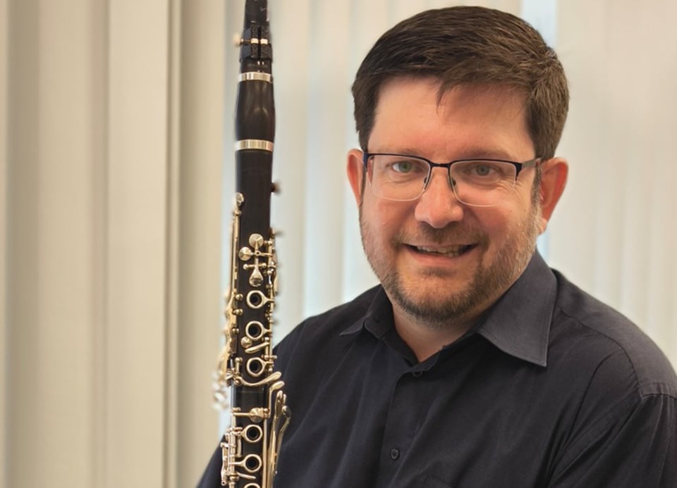 Mann mit Brille und Instrument