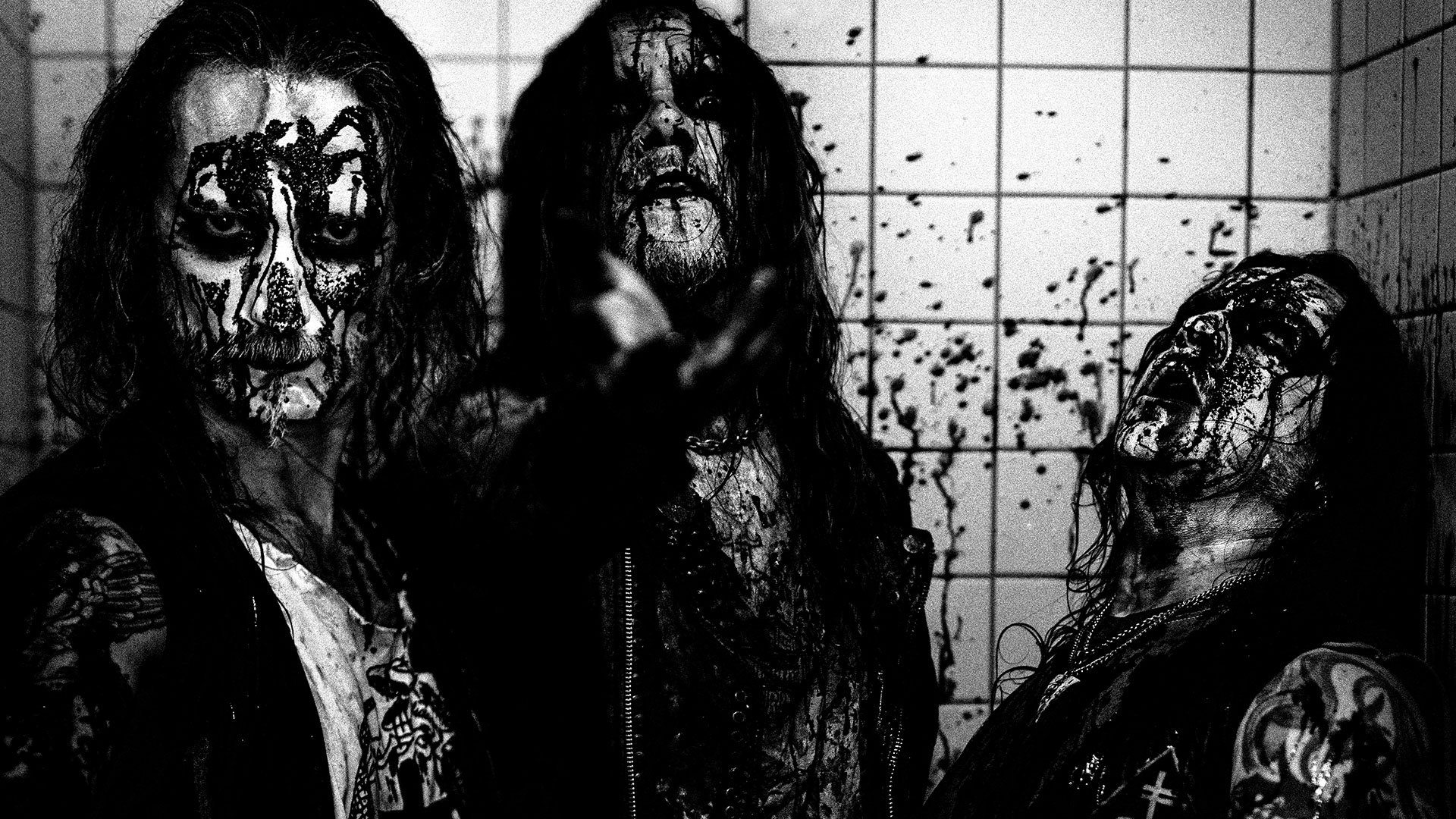 DARVAZA, drei Bandmitglieder mit Corpsepaint, schwarzweißes Bandfoto