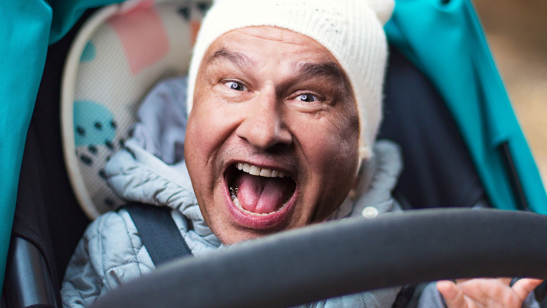 Lars Reichow – Boomerland: Porträt eines lachenden Mannes mit Mütze, der im Auto sitzt und in die Kamera blickt.