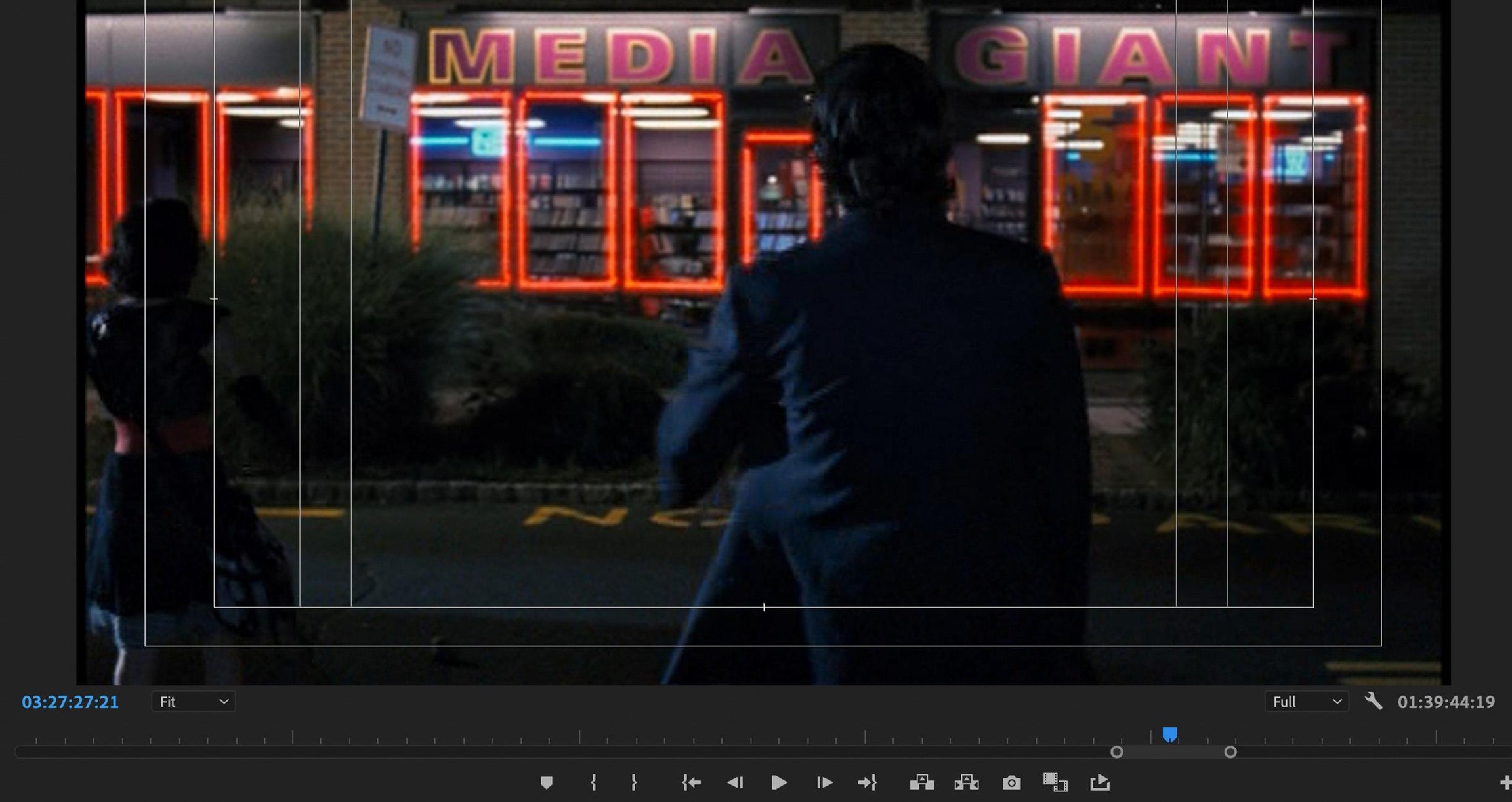 Ein Screenshot einer Videobearbeitungssoftware zeigt den Rücken eines Mannes, er blickt auf eine Videothek.