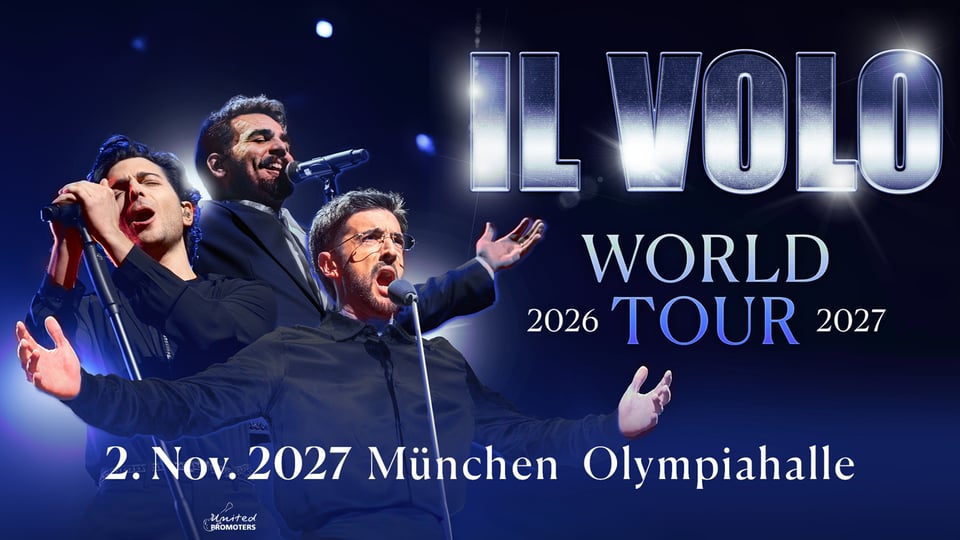 Das Plakat für die Veranstaltung IL VOLO mit den drei Künstlern und einer metallic-farbenen Typografie mit ihrem Namen, alles vor blauem Hintergrund.