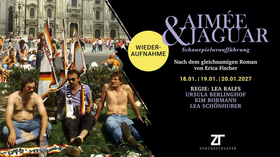 Vintage‑Foto von drei sitzenden Personen vor einer Kathedrale, Fahnen mit deutschen Farben, daneben Textplakat für Theaterstück Aimée & Jaguar mit Terminen und Regieangaben