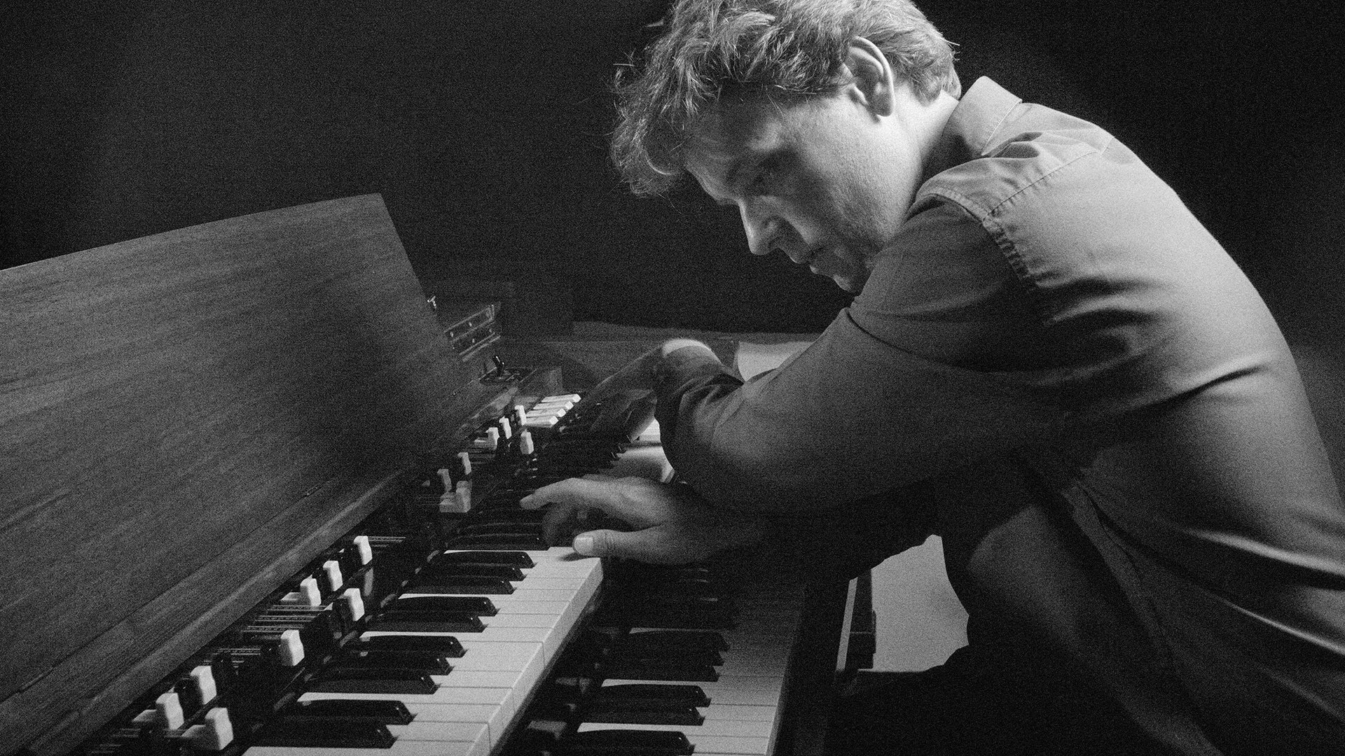 Schwarzweiß-Foto des Künstlers Matthias Bublath beim Klavierspielen