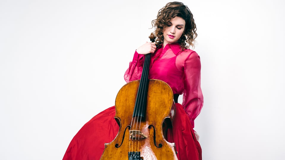 Ein Foto der Künstlerin Julia Hagen für die Veranstaltung des London Philharmonic Orchestra vor weißem Hintergrund