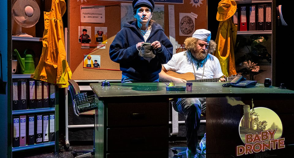 ein Bild aus dem Theater mit zwei Figuren in einer Aufführung