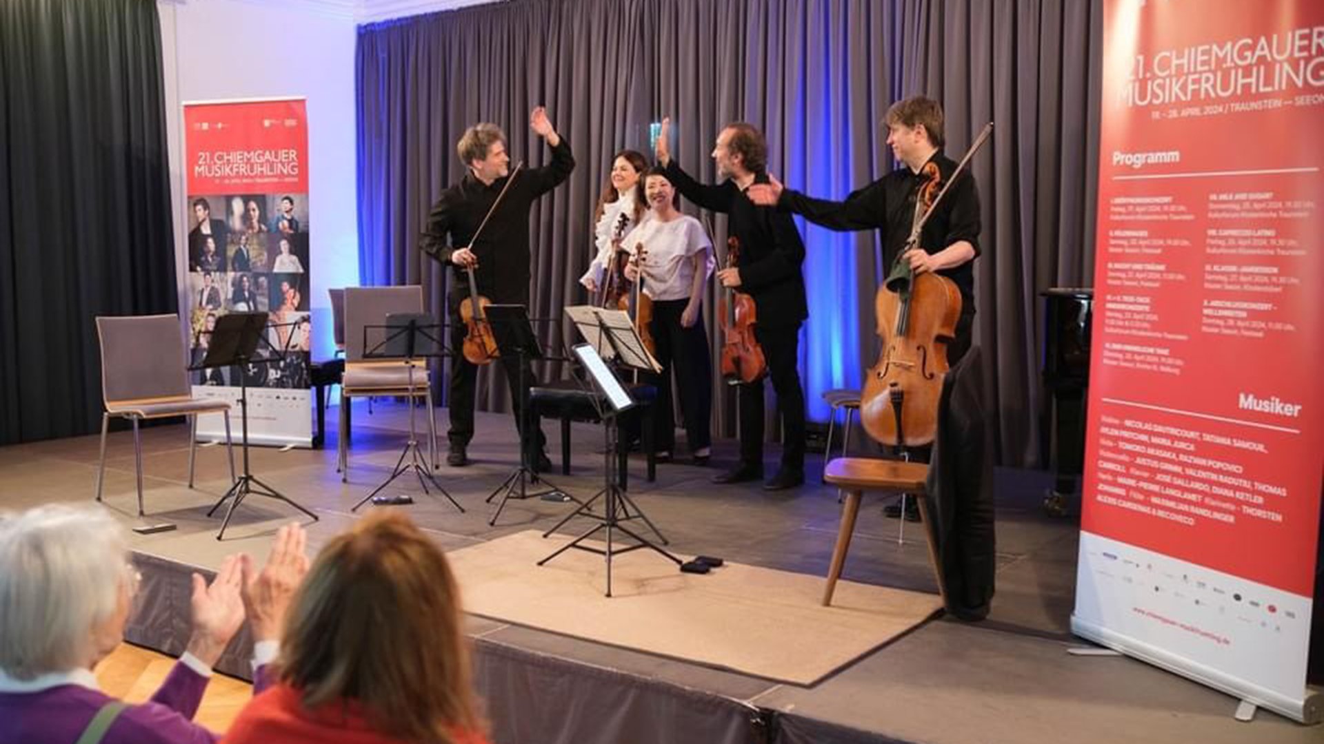 Fünf Musiker des Veranstaltung Tanz-Tropfen auf einer Bühne mit Instrumenten im Rahmen des Chiemgauer Musikfrühlings 
