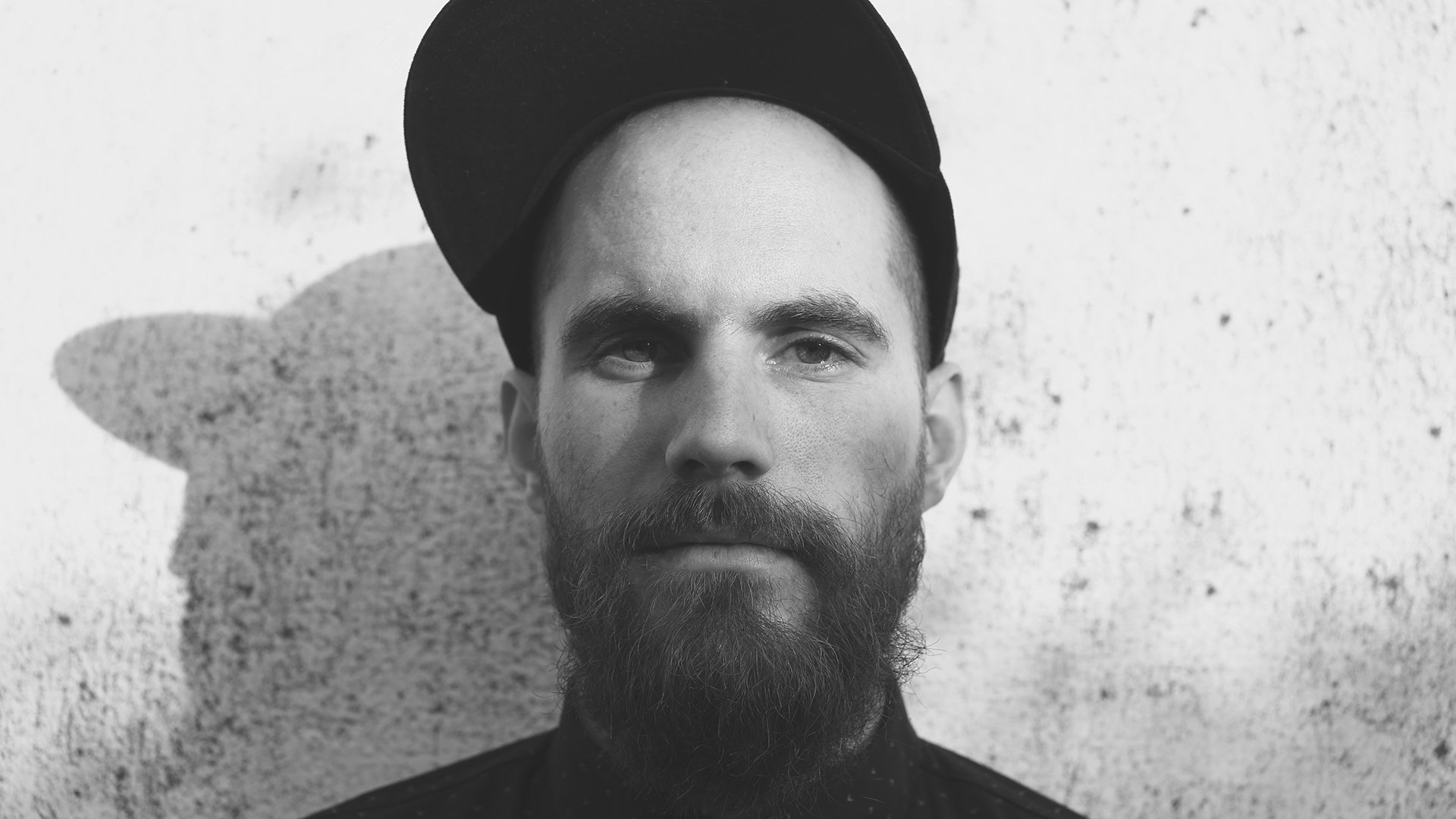 schwarz weiss Portrait von MAximilian Hirning mit schwarzer kAPPE zur Veranstaltung Das gibt´s nur einmal - Loissachjazz