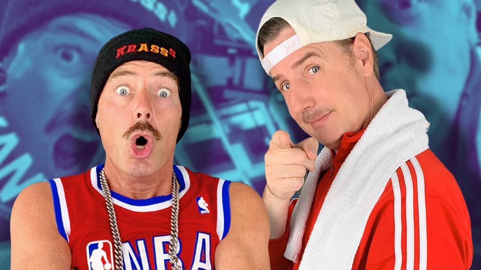 Zwei Personen im sportlichen Outfit vor buntem Hintergrund, eine mit Kette und Mütze mit Schriftzug KRASS, die andere mit Cap und Trainingsjacke, Pressebild für eine Comedy-Show.