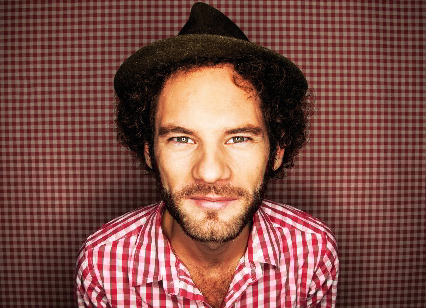 Portrait von Maxi Schafroth in Hut und Hemd