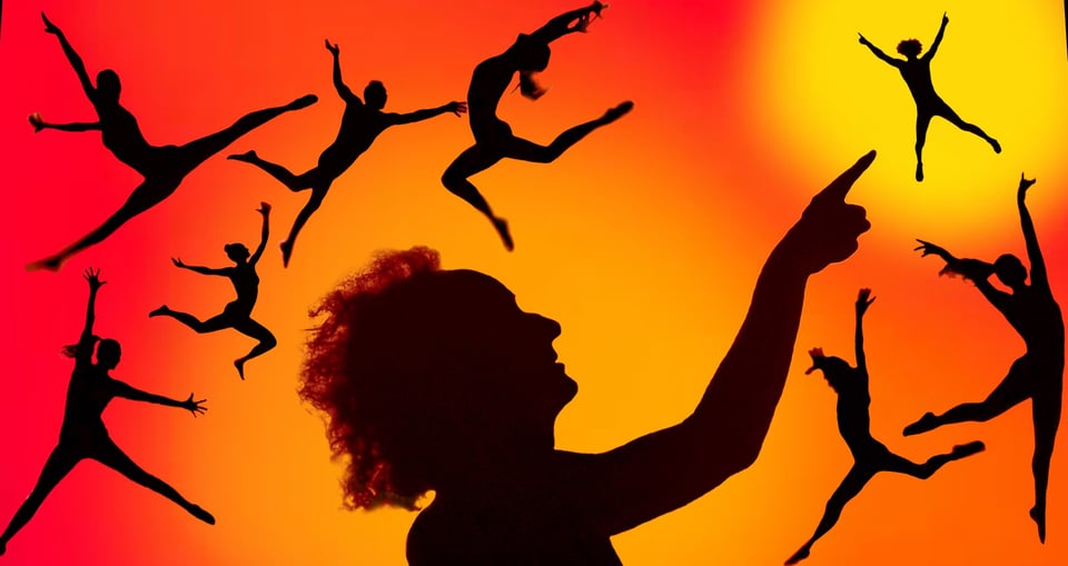 Grafik in Orange_gelb mit Silhouette einer Person und tanzenden Figuren
