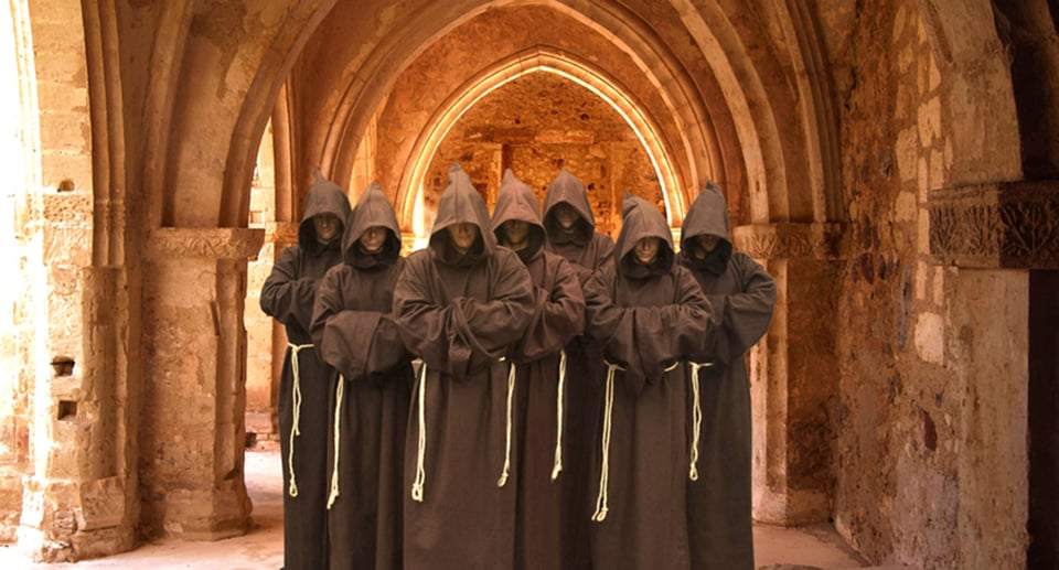 Foto von Mönchen in einer Kirche