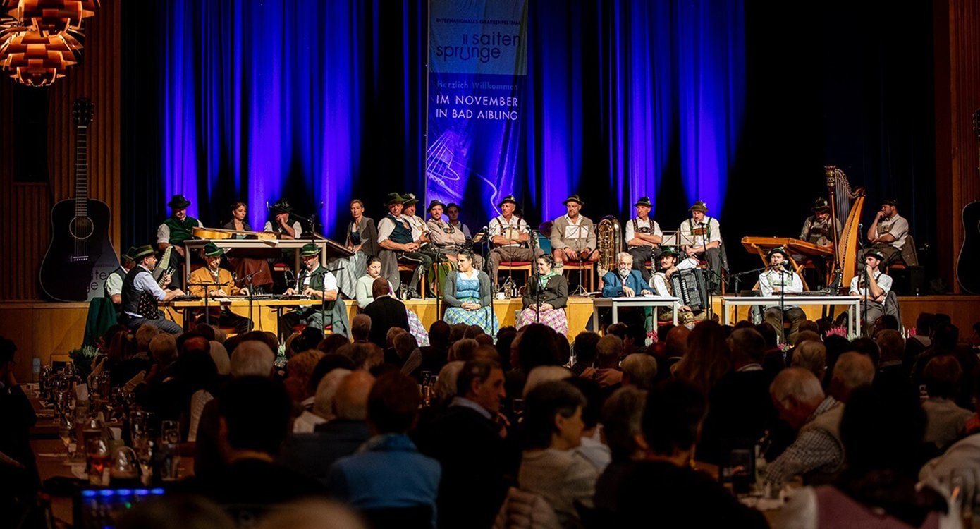 Foto einer Bühne mit Orchester