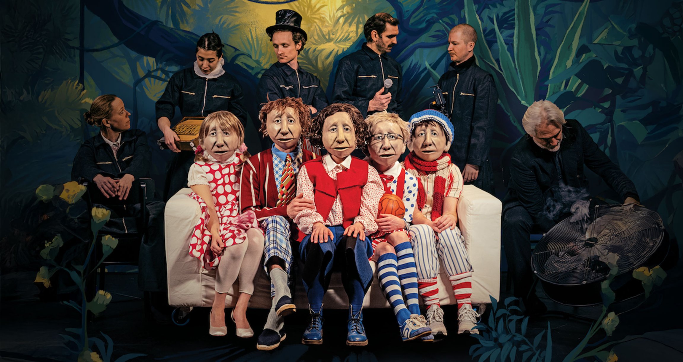 ein Foto von den Künstlern mit den Masken