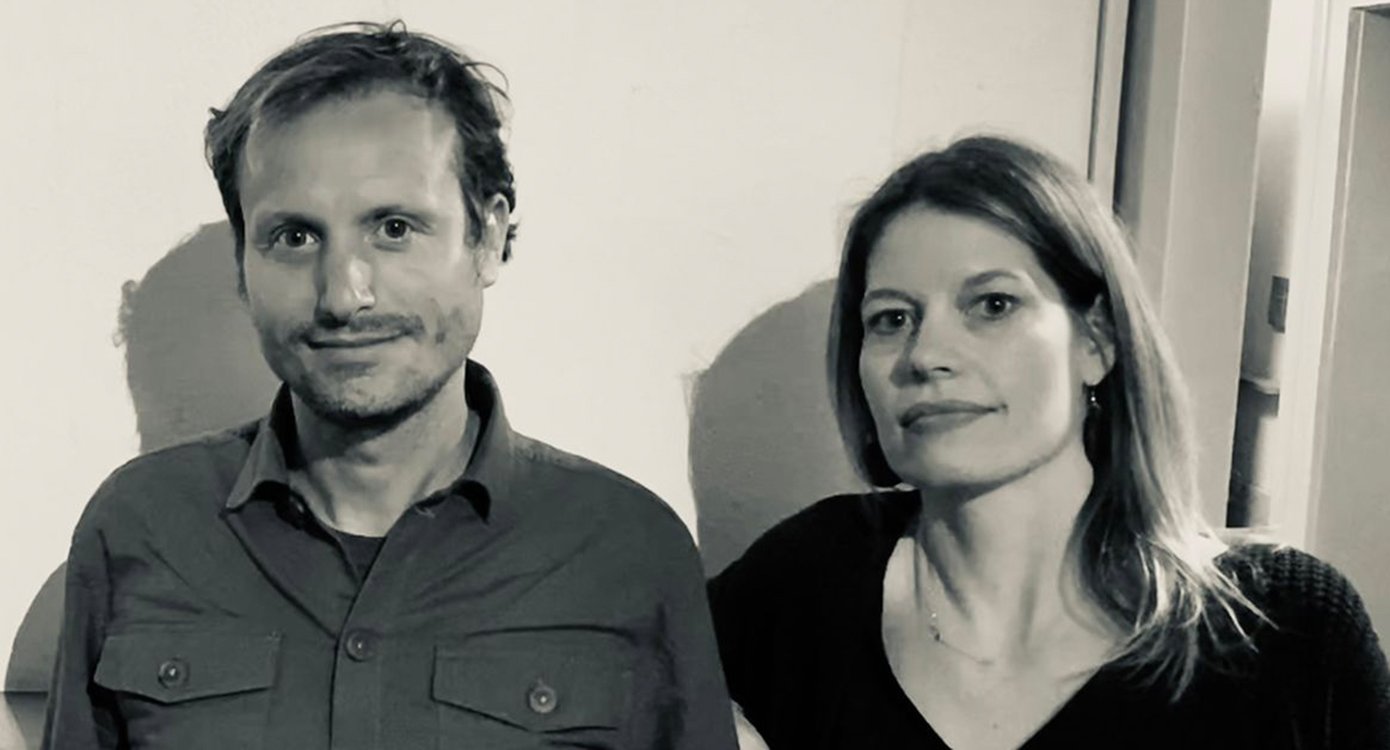 Schwarz-Weiß-Bild von einem Jungen und einem Mädchen
