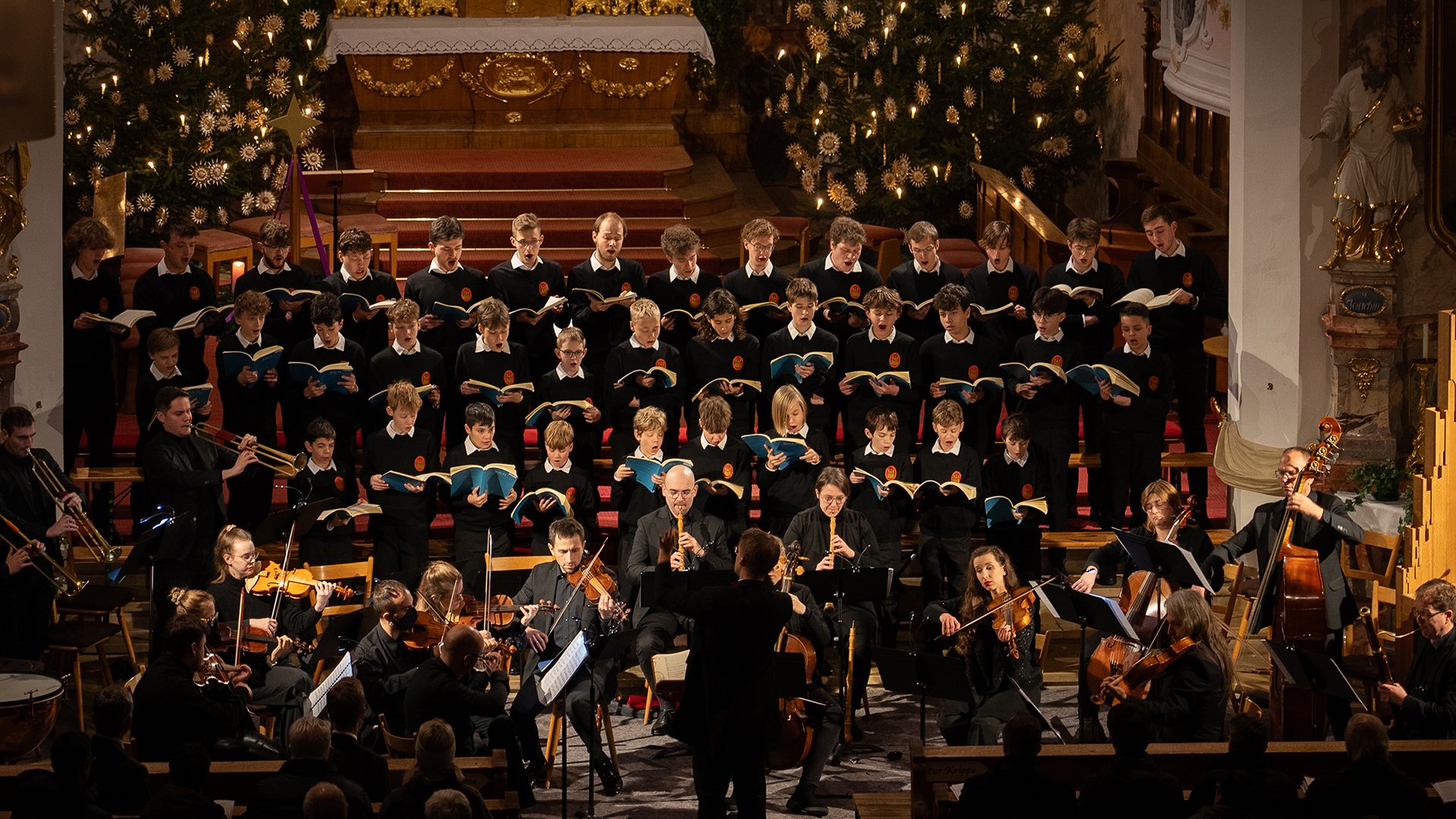 Der Chor und das Orchester auf einer Bühne