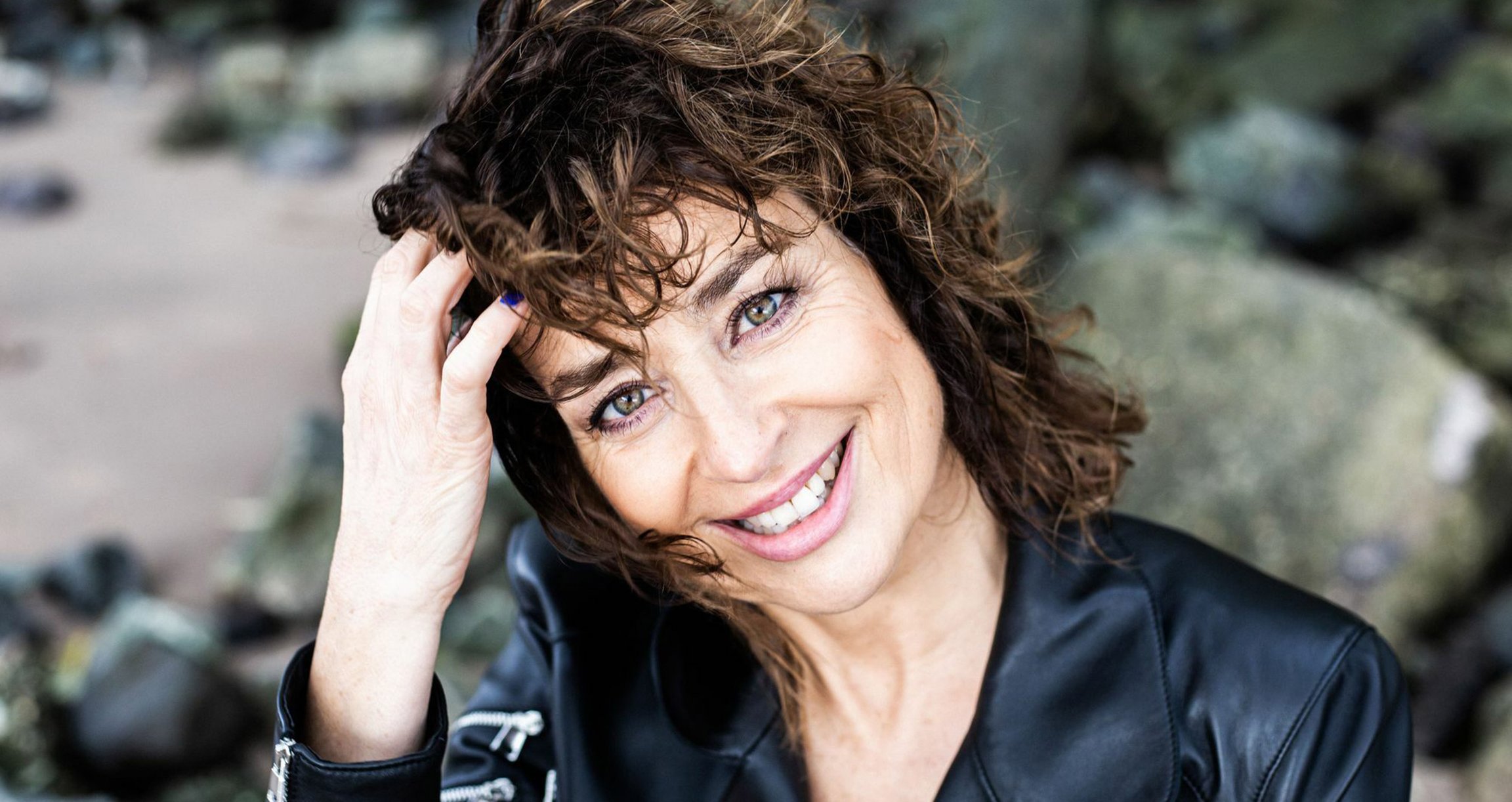 Portrait von Dame mit braunen Locken