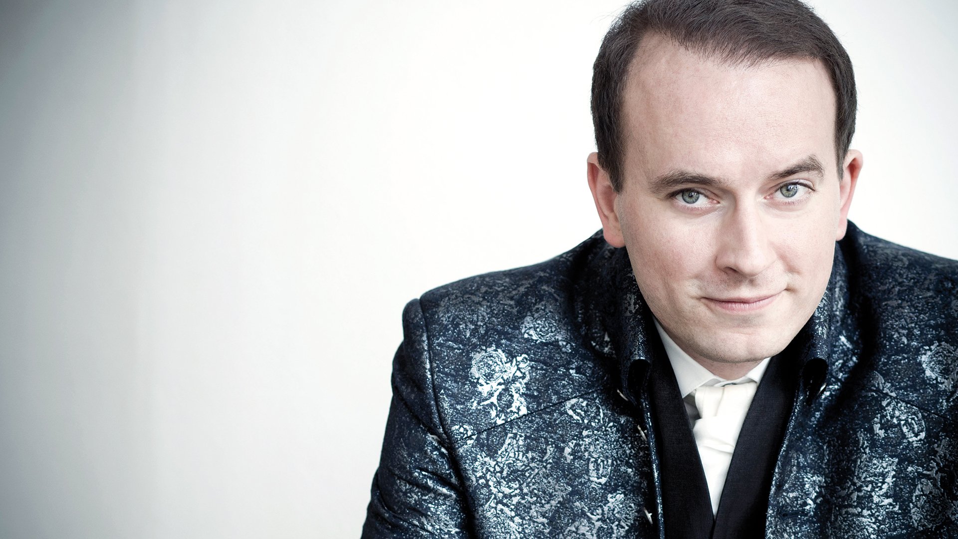 Foto für die Veranstaltung ‚Die schöne Magelone‘ – der Künstler vor weißem Hintergrund