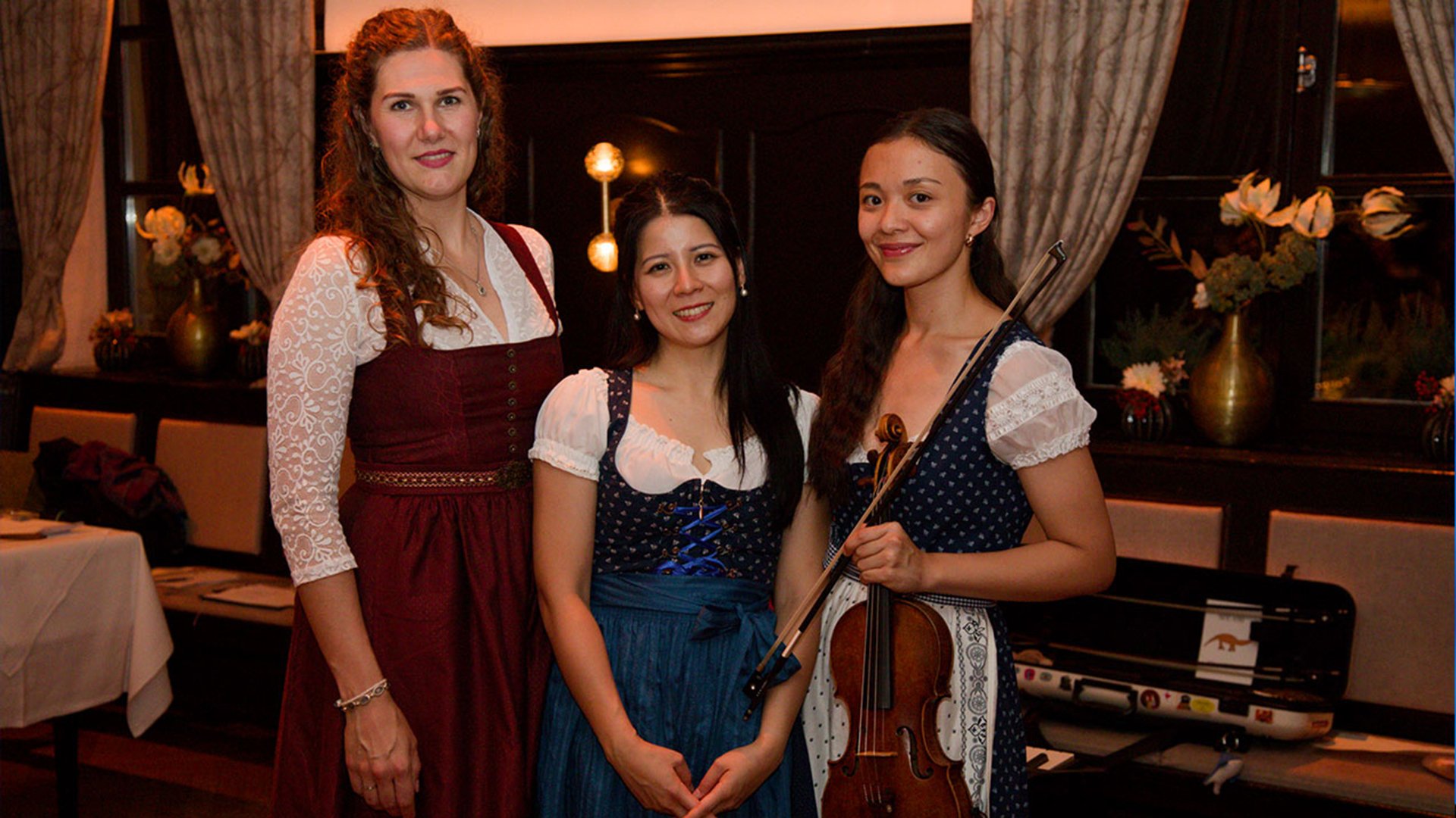 Drei Damen in Tracht mit Instrumenten 