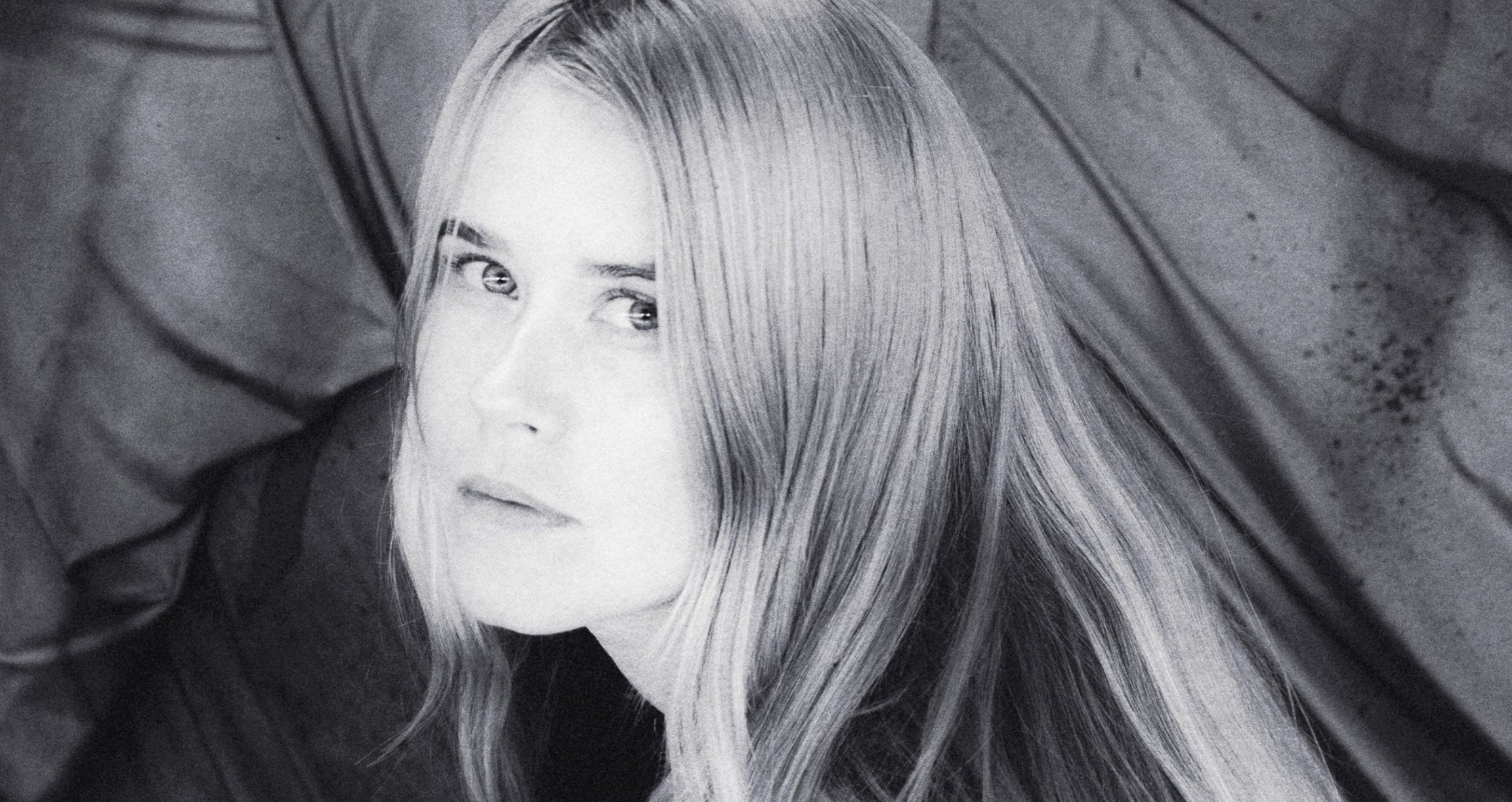 schwarz weiss Portrait von blonder Dame