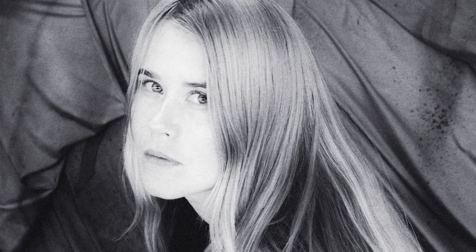 schwarz weiss Portrait von blonder Dame