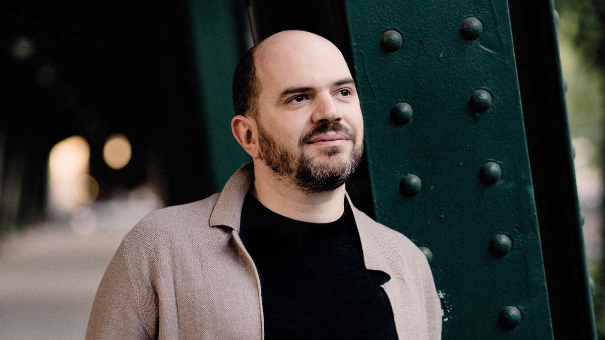 Ein Foto des Pianisten an einem Gerüst lehnend